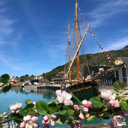 Guddals Tunet Rosendal